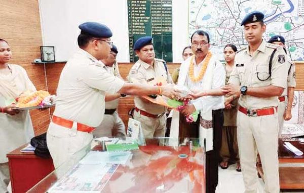 प्रधान आरक्षक और आरक्षक को सेवानिवृत्ति पर विदाई