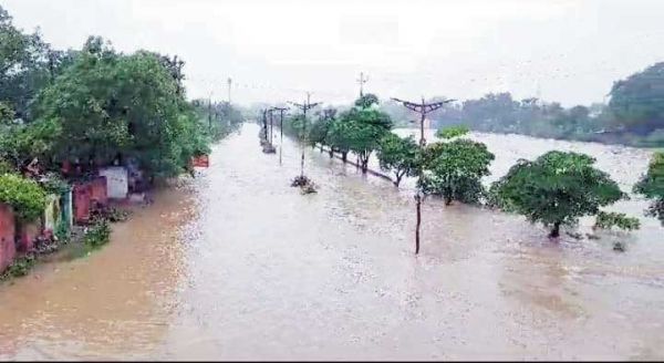 केलो, मांड व महानदी उफान पर, पुलिया बही, दर्जन से भी अधिक गांवों को किया अलर्ट