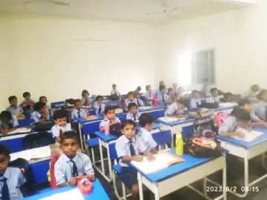 आत्मानंद स्कूल को विद्यार्थियों और शिक्षक का इंतजार