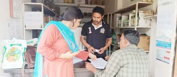 बगैर लाइसेंस के बेच रहा था खाद, दुकान सील 