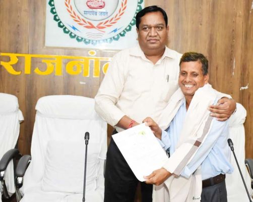 कलेक्टर ने सेवानिवृत्त सेवकों को प्रदान किया पीपीओ भुगतान आदेश