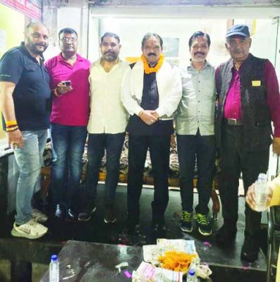 पूर्व महापौर नरेश डाकलिया को बधाई देने जुटे समाजसेवी, केक काटकर मनाया जन्मदिन