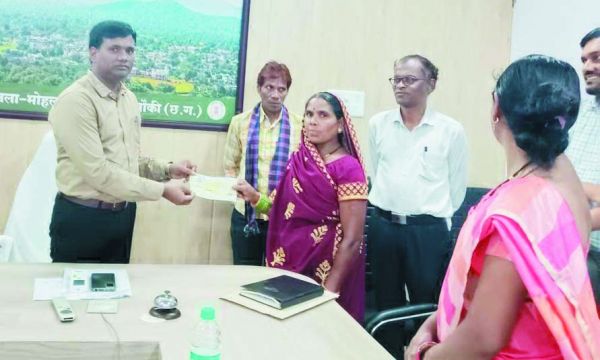 मुख्यमंत्री ने लौटाई निवेशकों की राशि