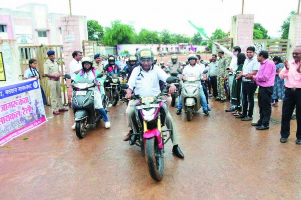 कलेक्टर ने हेलमेट पहनकर बाईक रैली में लिया हिस्सा