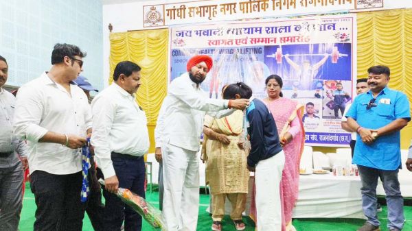  ज्ञानेश्वरी यादव का स्वागत किया