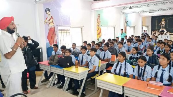 विद्यार्थियों को पाठ्य पुस्तक का वितरण