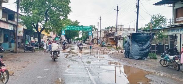 नाली नहीं,  बारिश का पानी सडक़ पर