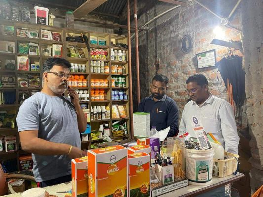 खाद दुकानों में छापा, सहकारी समिति सहित तीन को थमाया नोटिस