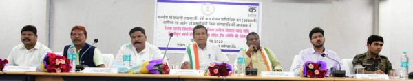 लखमा ने की विकास कार्यों की समीक्षा