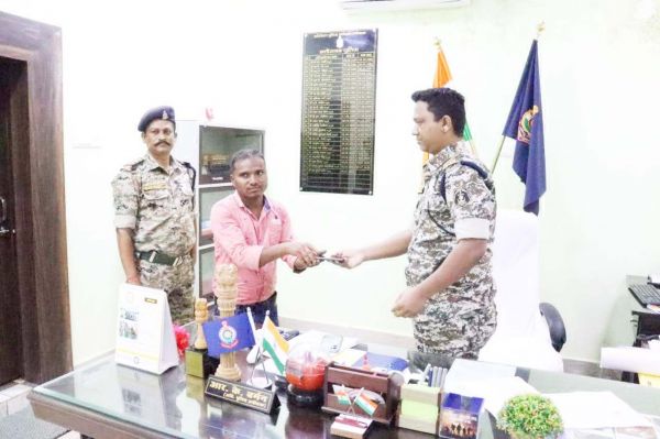 पुलिस ने लौटाए ढाई लाख रुपए के मोबाइल