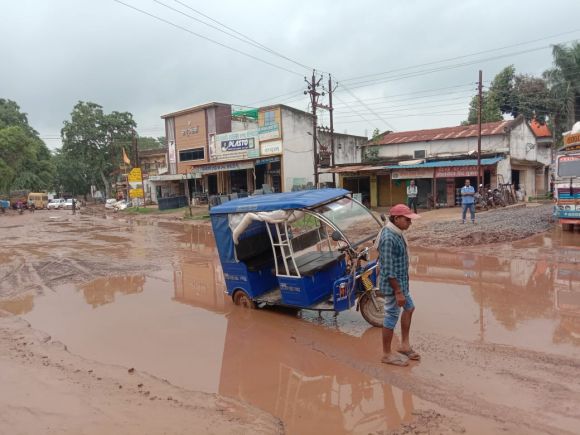 ई-रिक्शा पलटी, स्कूली बच्चे बाल-बाल बचे