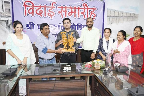 अपर कलेक्टर चन्द्रकान्त कौशिक को नई पदस्थापना के लिए दी विदाई,