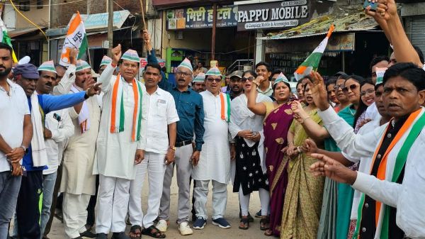 सुप्रीम कोर्ट से राहुल को मिला न्याय, कॉंग्रेसियों ने की आतिशबाजी