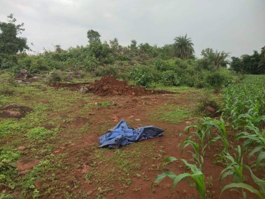 धर्मांतरित ग्रामीण के शव दफनाने को लेकर विवाद, थाने के सामने विरोध प्रदर्शन 