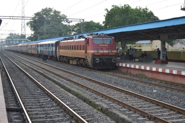 दर्जनभर ट्रेनें कैंसिल, चल रही ट्रेनें घंटो देरी से