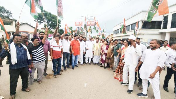 राहुल को सुप्रीम कोर्ट से राहत, कांग्रेसियों ने मनाया जश्न