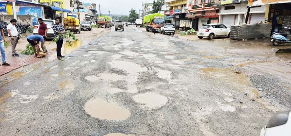 जर्जर सडक़ के मरम्मत करने एसडीएम ने सभी विभागों को लिखा पत्र