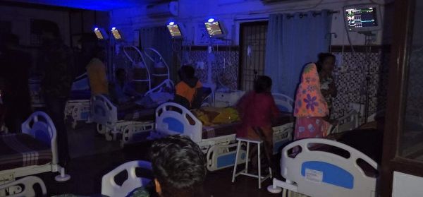 तीन घंटे  अंधेरे में जिला अस्पताल 