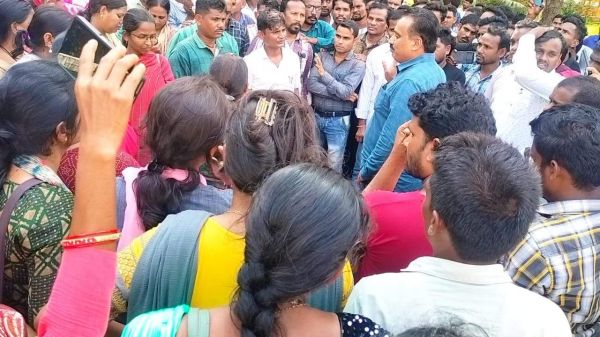 फुलटाइम काम के बदले पार्टटाइम टीचर का पेमेंट 