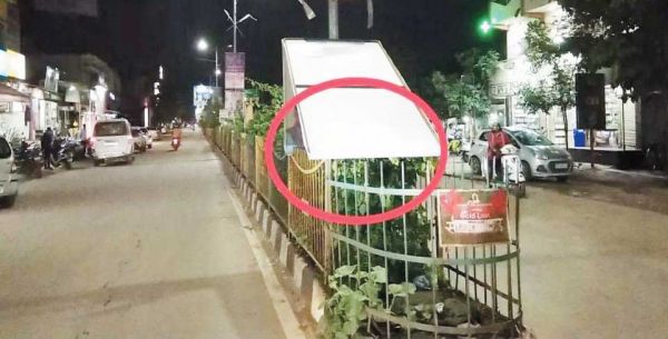 स्ट्रीट लाइट के खंभों पर लटक रहे फ्लैक्स, हादसों को न्यौता 