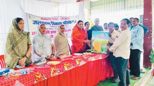 जलग्रहण मिशन के तहत किसानों को मिले कृषि उपकरण