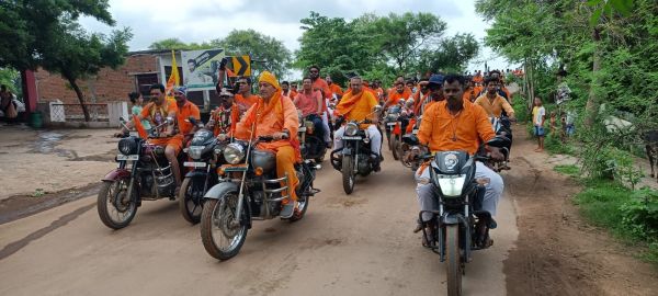बुलेट चलाते विधायक धनेन्द्र निकले पंचकोशी यात्रा में