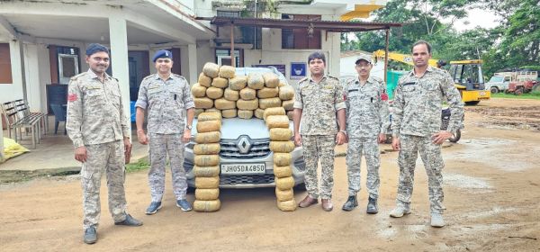 पुलिस को देख केशकाल घाट में कार छोड़ चालक फरार, 126 किलो गांजा जब्त