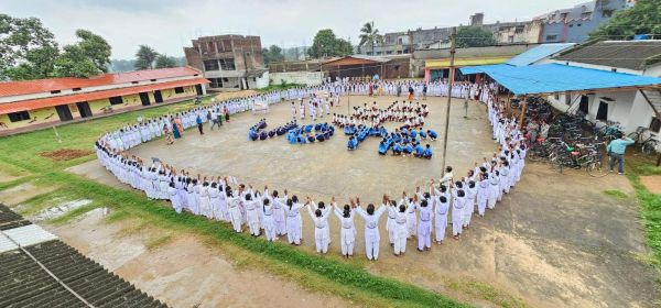 मतदाता जागरूकता अभियान, स्कूली बच्चों ने बनाई मानव श्रृंखला
