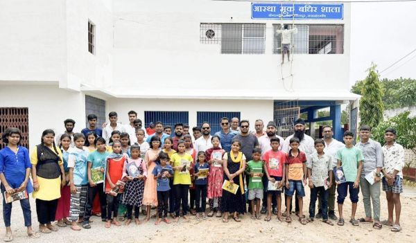 कांग्रेस नेता प्रतापगढ़ी के जन्मदिन पर सोलंकी ने बांटे मूकबधिर बच्चों को पेन-कापी