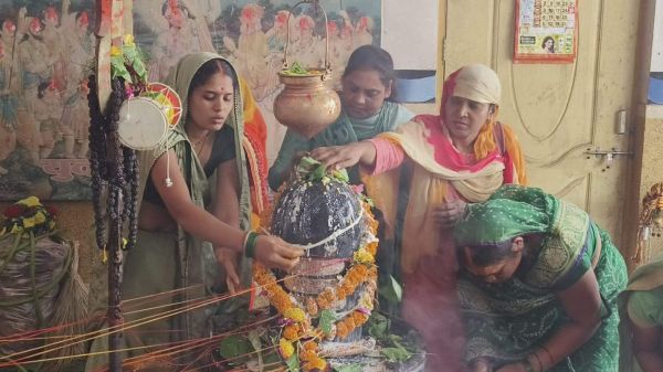 सावन के पांचवे सोमवार को मंदिरों व सडक़ों में दिखा भक्तों का रेला