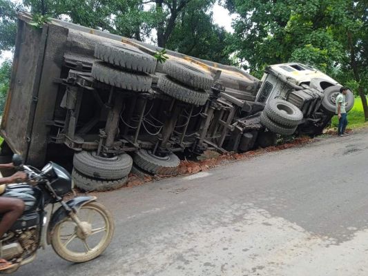 सडक़ किनारे फिर पलटा ट्रेलर, बड़ी दुर्घटना टली