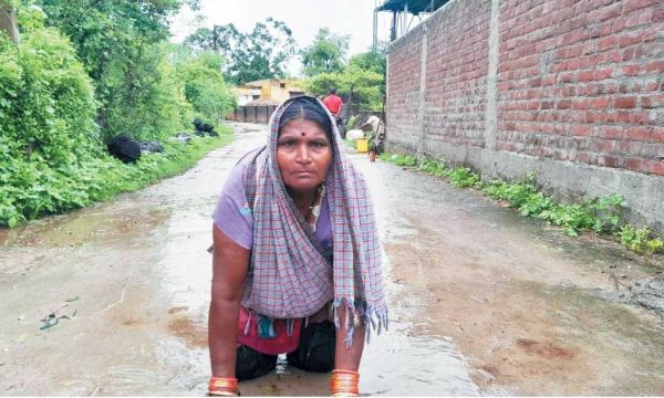 ट्राइसिकल जर्जर, दिव्यांग फिरतीन हाथों को ताकत बनाकर चलने पर मजबूर