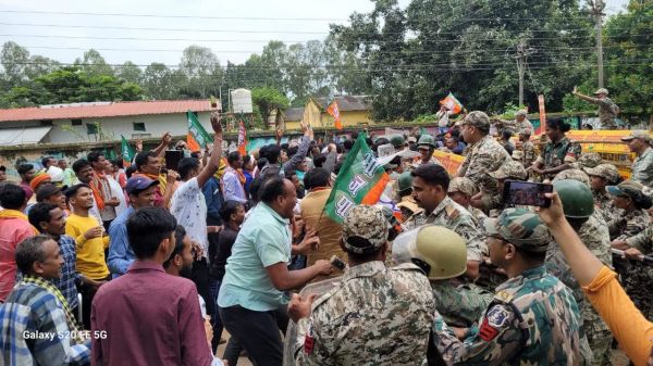 अमानक खाद के विरोध में भाजपा किसान मोर्चा का धरना, कलेक्टोरेट घेरा