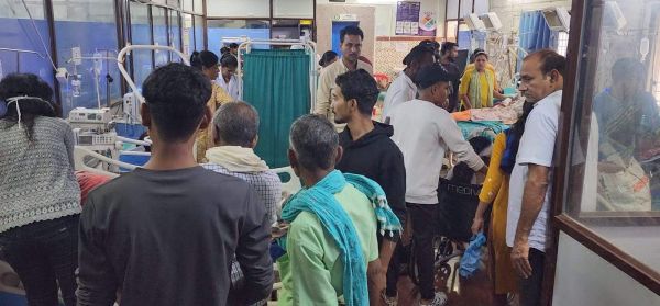 शिव भक्तों से भरी गाड़ी पलटी, दो दर्जन  घायल