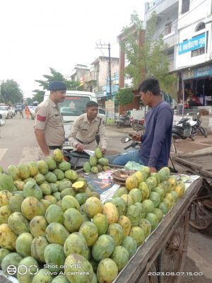 आजादी की सालगिरह से पहले ठेले-खोमचों में कारोबार कर रहे बाहरी लोगों से कड़ी पूछताछ