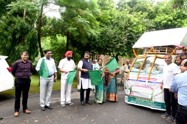 प्रचार रथ को हरी झंडी दिखा कर किया रवाना 