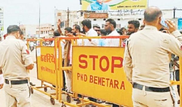 फैक्ट्री का विरोध, किसानों को मेनगेट पर रोका 