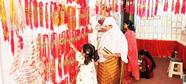 भाई-बहन के अटूट रिश्ते का पर्व रक्षाबंधन के लिए दुकानें सजी