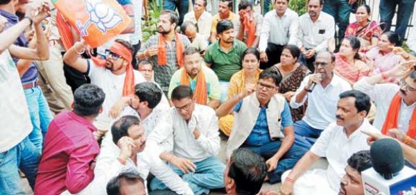 अमानक खाद के विरोध में भाजपा किसान मोर्चा  ने कलेक्टोरेट घेरा