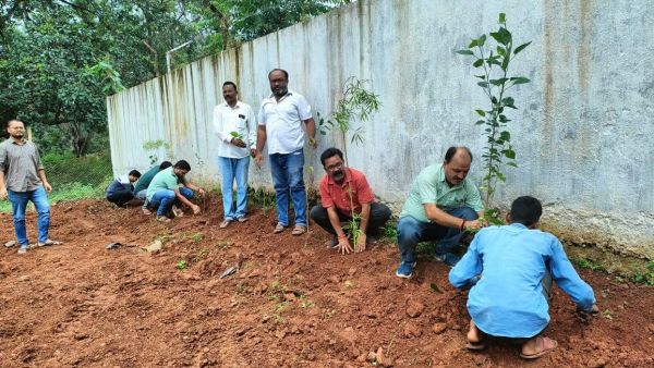 छात्रावास के सामने पौधरोपण कर किया जागरूक