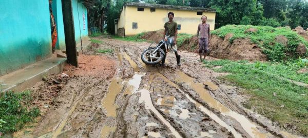 आजादी के अमृत महोत्सव पर भी पक्की सडक़ को तरस रहा पर्री गांव