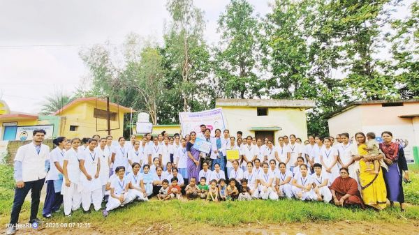 नर्सिंग की छात्राओं ने बताए स्तनपान के महत्व, रैली निकाली