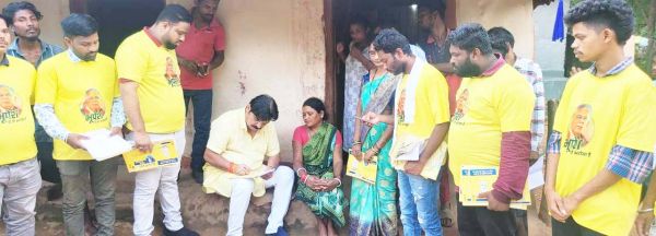 ईविप्रा उपाध्यक्ष ने लोगों के बीच पहुंचकर हितग्राहियों के भरे फॉर्म