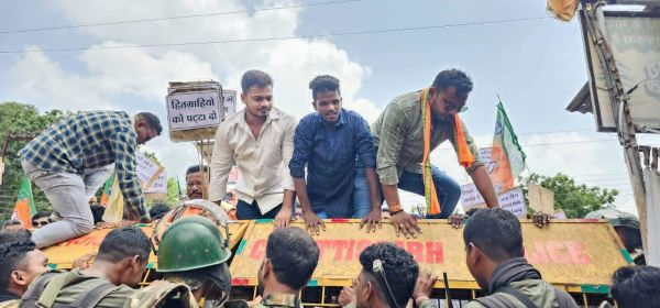 मांगों को ले भाजपाइयों ने नगर पंचायत घेरा