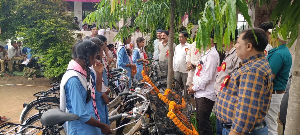 छात्राओं को मिली साइकिल
