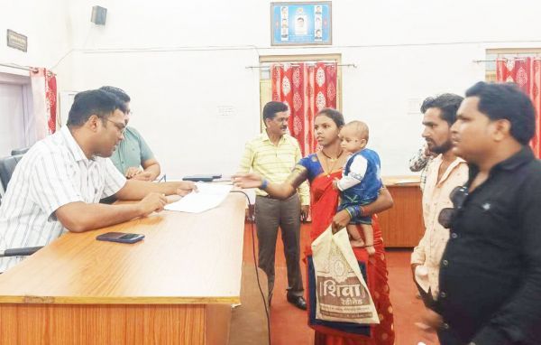 जनचौपाल में राशन कार्ड और  जाति प्रमाण पत्र के लिए आवेदन