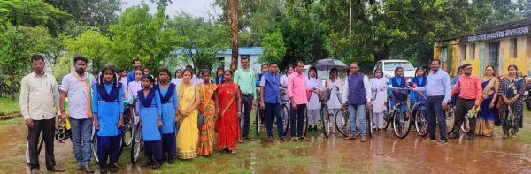 स्कूलों की छात्राओं को मिली साइकिल