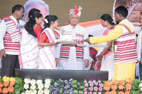 सीएम ने अनुसूचित जनजाति समुदाय की विशिष्ट प्रतिभाओं का किया सम्मान