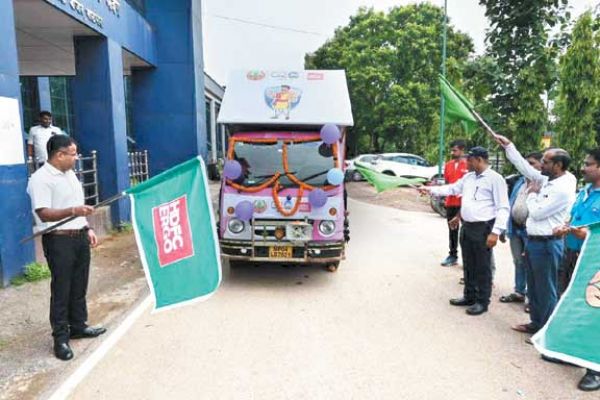 कलेक्टर ने फसल बीमा प्रचार रथ को हरी झण्डी दिखाकर किया रवाना