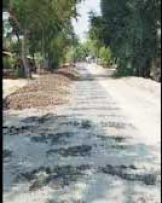 सडक़ किनारे मलबा से आवागमन में परेशानी, दुर्घटना की आशंका